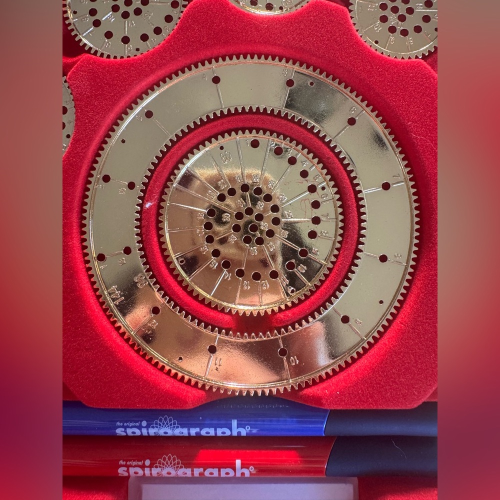 Spirograph Die-Cast Collector's Set - Picture 4 of 6
